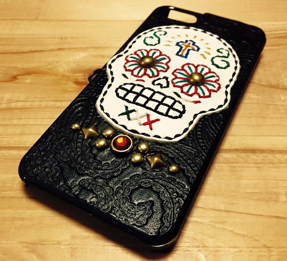 画像1: VATOS　カスタムメイドメキシカンスカルi-phone５・５ｓ・SE専用ハードケース スタッズ有り